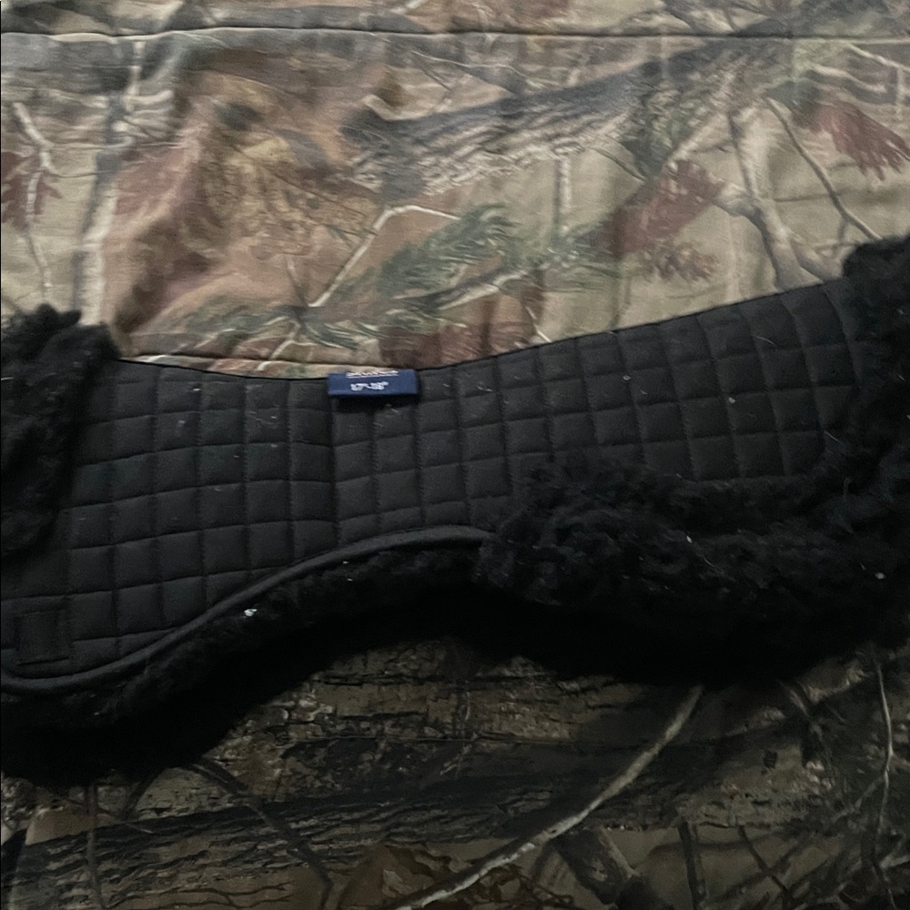 Shires 17”-18” Black Half Pad